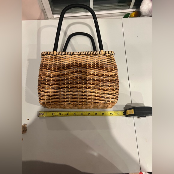 Elegant Woven Handbag – Timeless & Functional - Picture 6 of 8